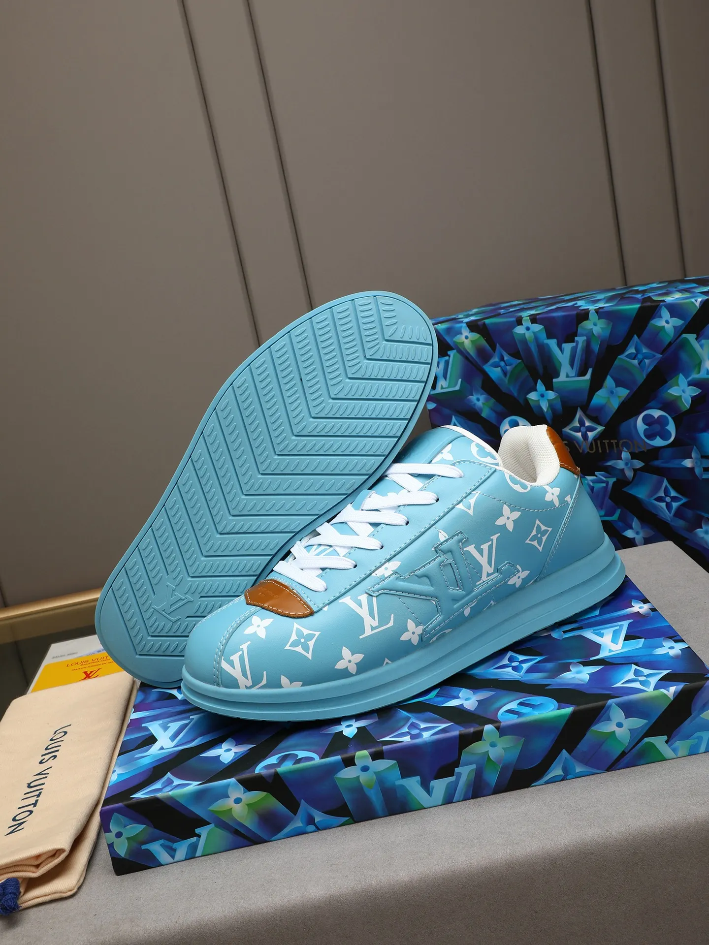 Men's Men's Shoes 💰500 LV Louis Vuitton L Jialu Brand Runner Tatic Series Thick-soled Casual Sports Shoes Running Shoes Original purchase, development, production This LV Runner Tatic sports shoe combines technical materials such as mesh fabric and ribbons to interpret the inspiration of traditional mountaineering shoes. LV letters are written on one side, the lariat buckle of the quick lacing system is embellished with Monogram flowers and Louis Vuitton logos, and the light and wear-resistant rubber outsole completes the whole. ▪️Fabric: Original imported cowhide + mesh ▪️Inner lining: Original customized breathable mesh ▪️Sole: Original open-molded anti-slip rubber combination material ▪️Size: Men's 40-44 (45 46 customized)